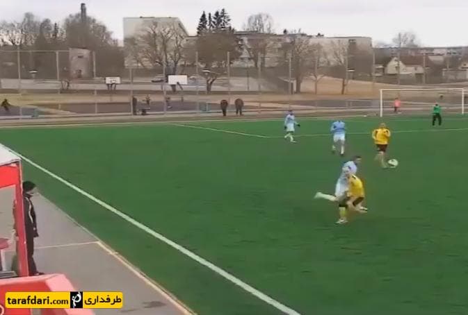 ويديو:جنون آنی يک بازيكن فوتبال در ديدار دو تيم آماتور