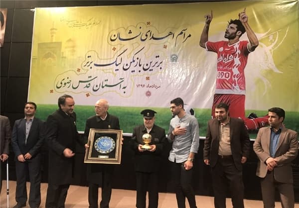 مهدی طارمی در مراسم اهدای تندیسش به آستان قدس رضوی: با دعای خیر مادرم به این جایگاه رسیدم