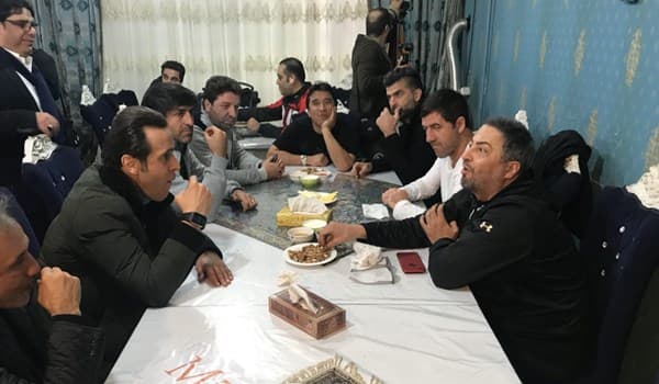 برای برگزاری دیدار خیرخواهانه، تیم فوتبال ستارگان وارد کرمان شد (عکس)