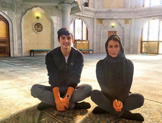 ماریا کوموندانیا مجری قرعه کشی جام جهانی  در کنار سردار آزمون