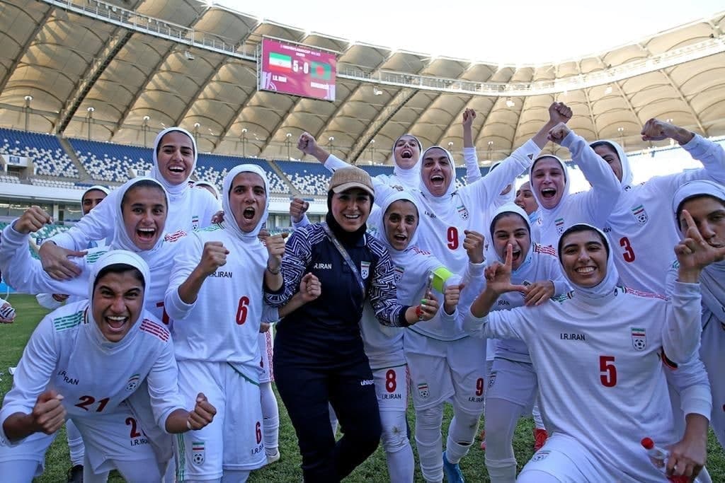 دختران ایران به دنبال توپ و خوشبختی؛ فوتبال بانوان از روی سکوها تا قلب آسیا