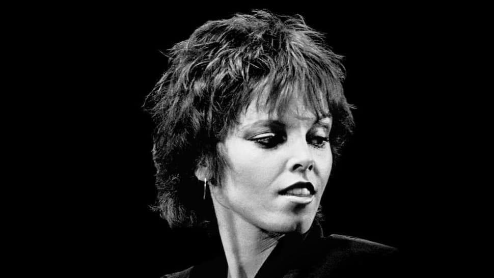 دانلود آهنگ Pat Benatar - Shadows Of The Night