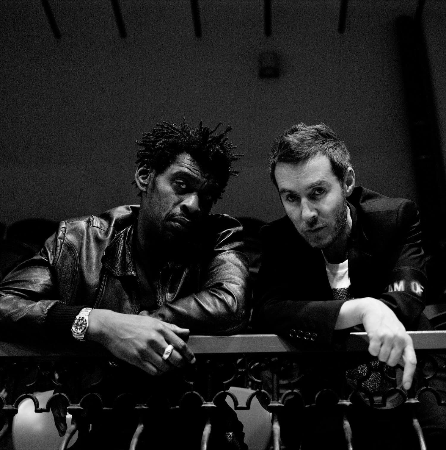 موسیقی زیبا در سبک Trip Hop به نام " Splitting The Atom  " از گروه پرآوازه بریتانیایی " Massive Attack "