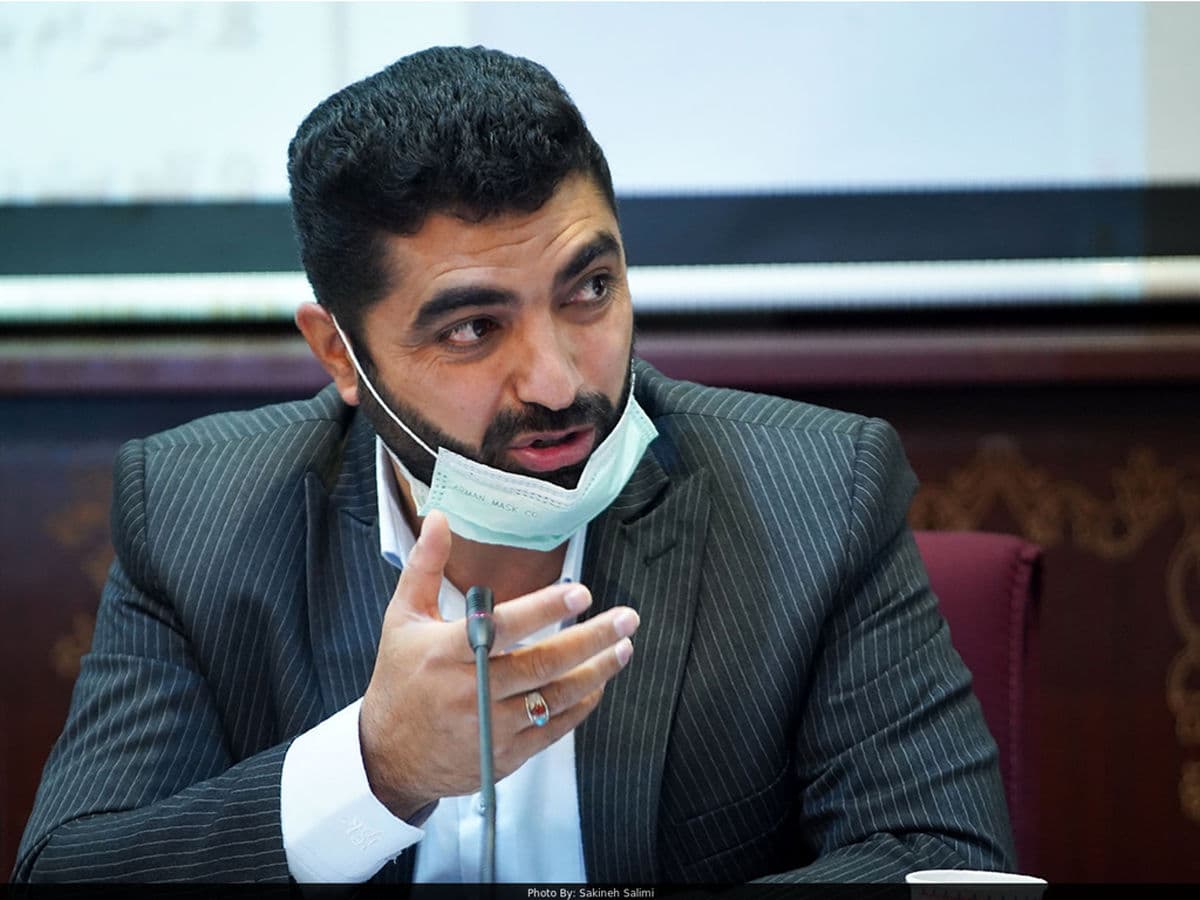 احمد راستینه: عزیزی خادم سواد حقوقی اش را بیشتر کند