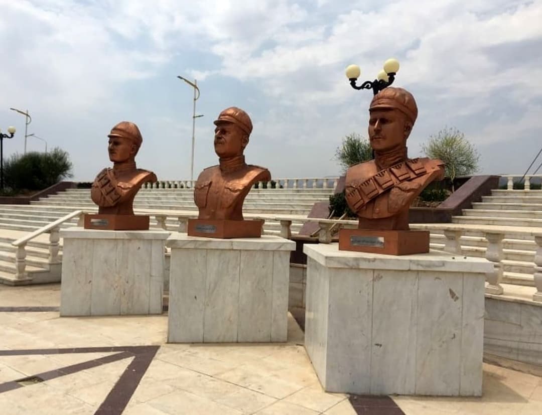 سه تن از قهرمانان کشور