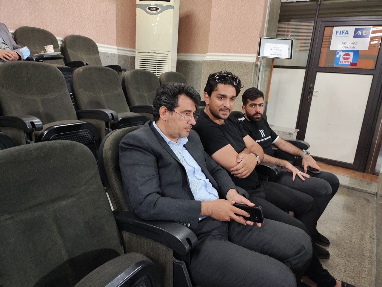 بابک مرادی و میثم بائو، تماشاگر ویژه بازی نساجی و هوادار / عکس