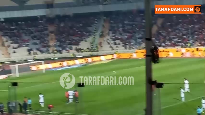 اعتراض شدید ساکت الهامی سرمربی نساجی مازندران که منجر به دریافت کارت زرد شد / فیلم