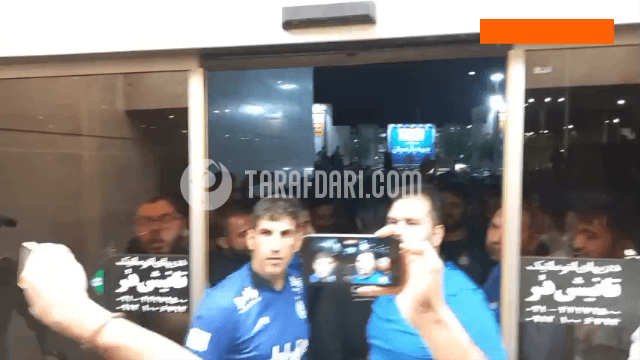 حضور هواداران استقلال پشت درب خروجی مهرآباد /  ماموران فرودگاه هم اعلام کردند که بازیکنان از مسیر دیگر خارج شدند اما هواداران باور ندارند / فیلم