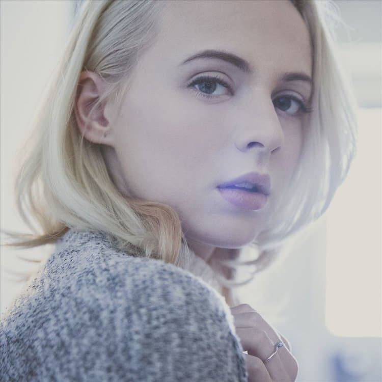 دانلود آهنگ Digital Age از Madilyn Bailey
