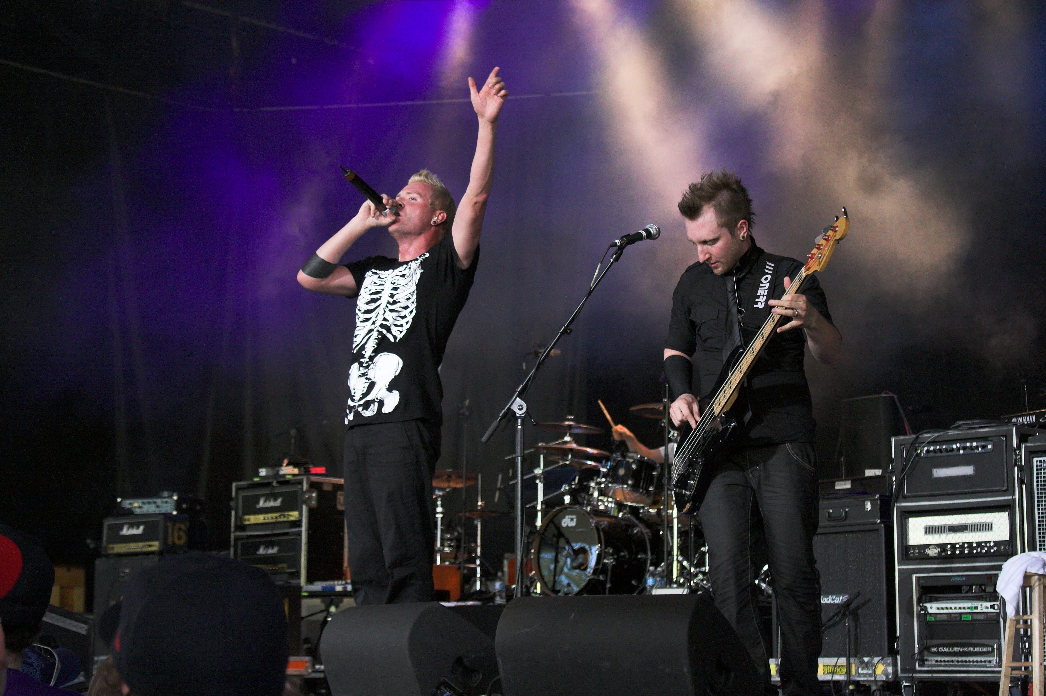 دانلود آهنگ Courtesy Call از بند راک Thousand Foot Krutch