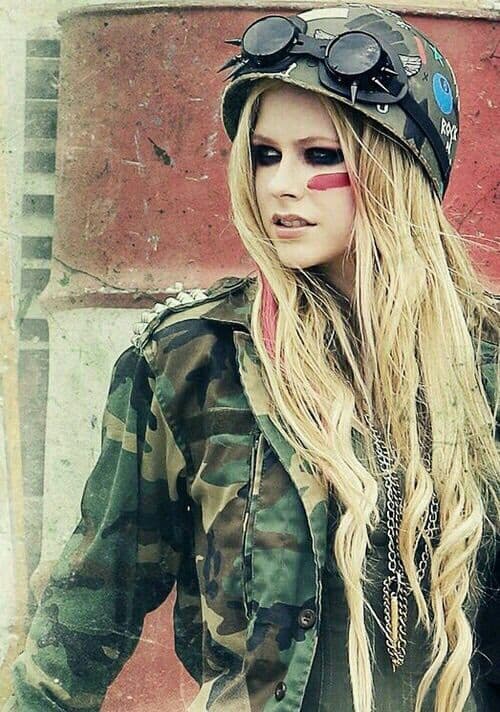 دانلود آهنگ Avril Lavigne - Rock N Roll