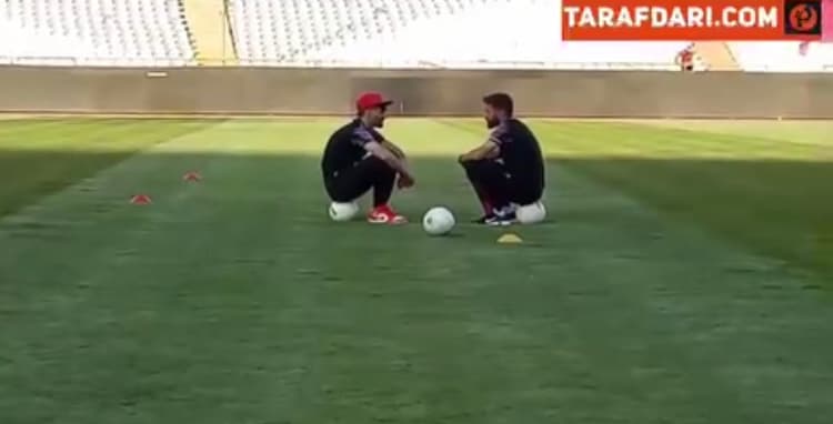 گفتگوی دو نفره فرشاد فرجی وسعید آقایی وسط زمین چمن آزادی / فیلم