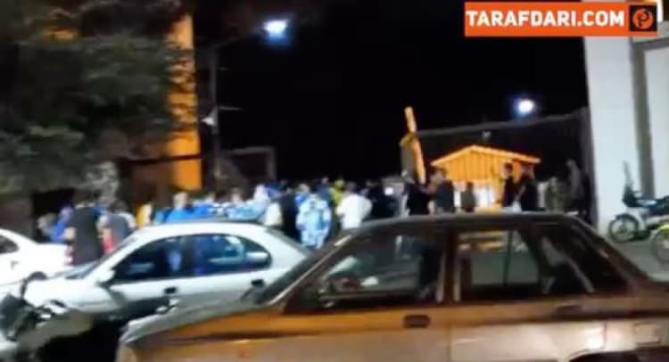 حضور هواداران استقلال مقابل هتل المپیک در انتظار بازیکنان / فیلم
