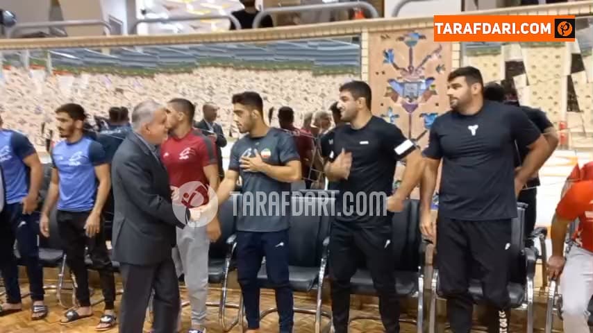 خوش و بش صالحی امیری با کشتی گیران پیش از شروع مراسم / فیلم