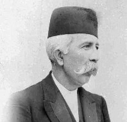 داستان آخرین پادشاه قاجار که در قحطی بزرگ گندم و آذوقه احتکار می‌کرد و فرشته ی نجاتی به نام مستوفی‌الممالک