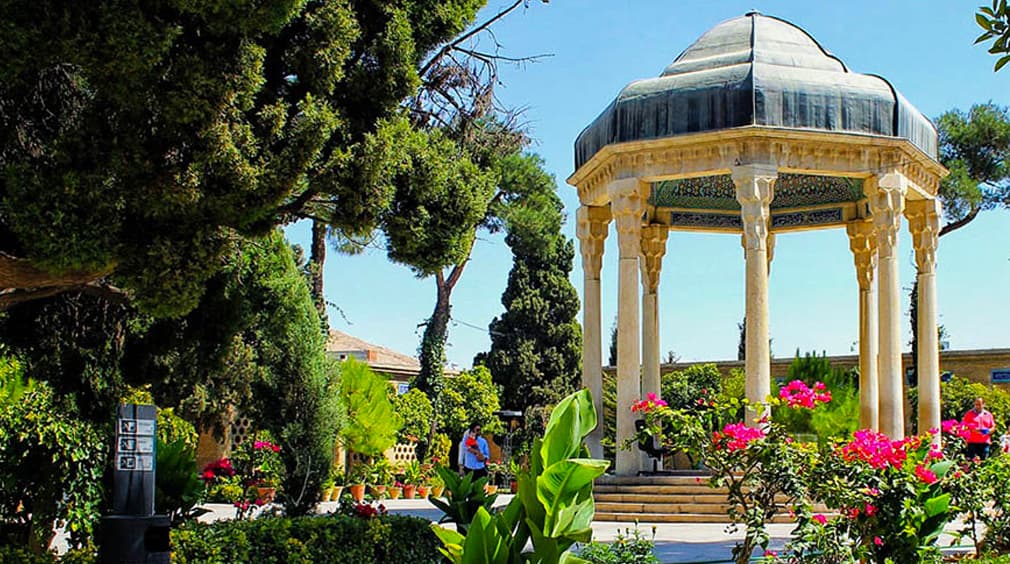 جرمش این بود که اسرار هویدا میکرد ?