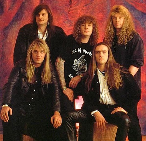 دانلود آهنگ Helloween - In the Middle of a Heartbeat