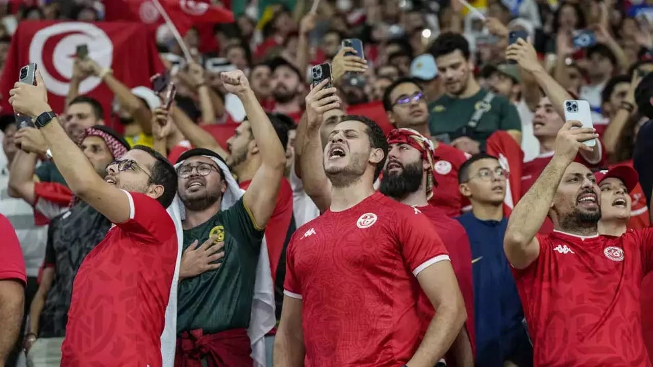 سوت ممتد هواداران تونس هنگام پخش سرود ملی فرانسه