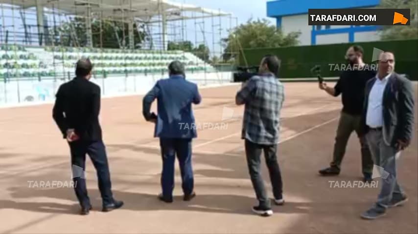 بازدید داوود عزیزی، رییس فدراسیون تنیس و رضا شجیع، مدیرکل حوزه‌ مدیرعامل سازمان منطقه‌ آزاد کیش از روند آماده‌ سازی زمین محل برگزاری مسابقات فیوچرز / فیلم