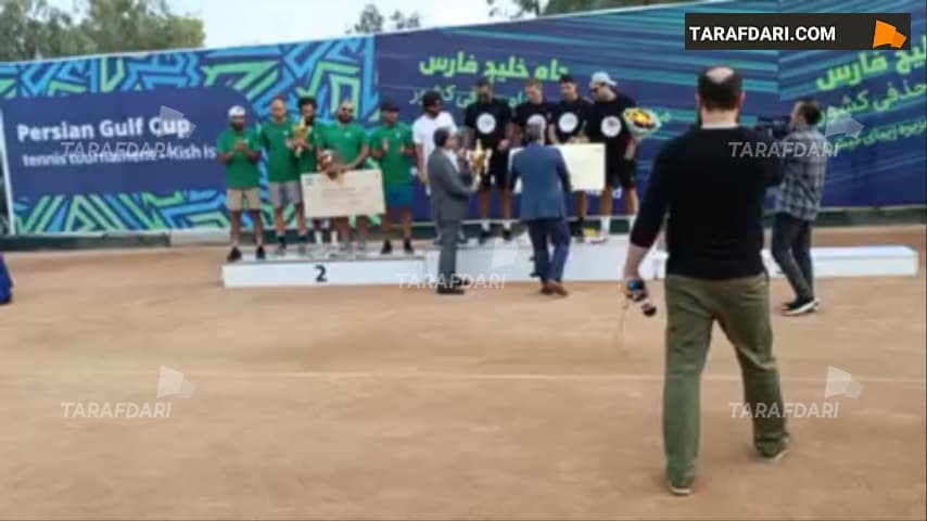 اهدای کاپ و چک نمادین به تیم نیرو تابلو ریلی در جشن قهرمانی جام حذفی تنیس (جام خلیج فارس) / فیلم