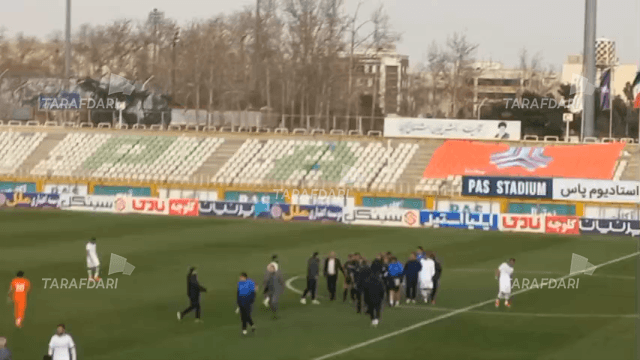 اعتراض بازیکنان مس شهربابک به داور  پس از پایان بازی مقابل سایپا / فیلم