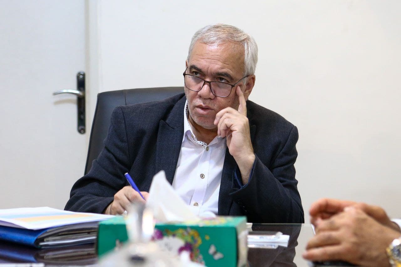 جلسه کوتاه مدیرعامل استقلال با منصور قنبرزاده بر سر تبلیغات محیطی