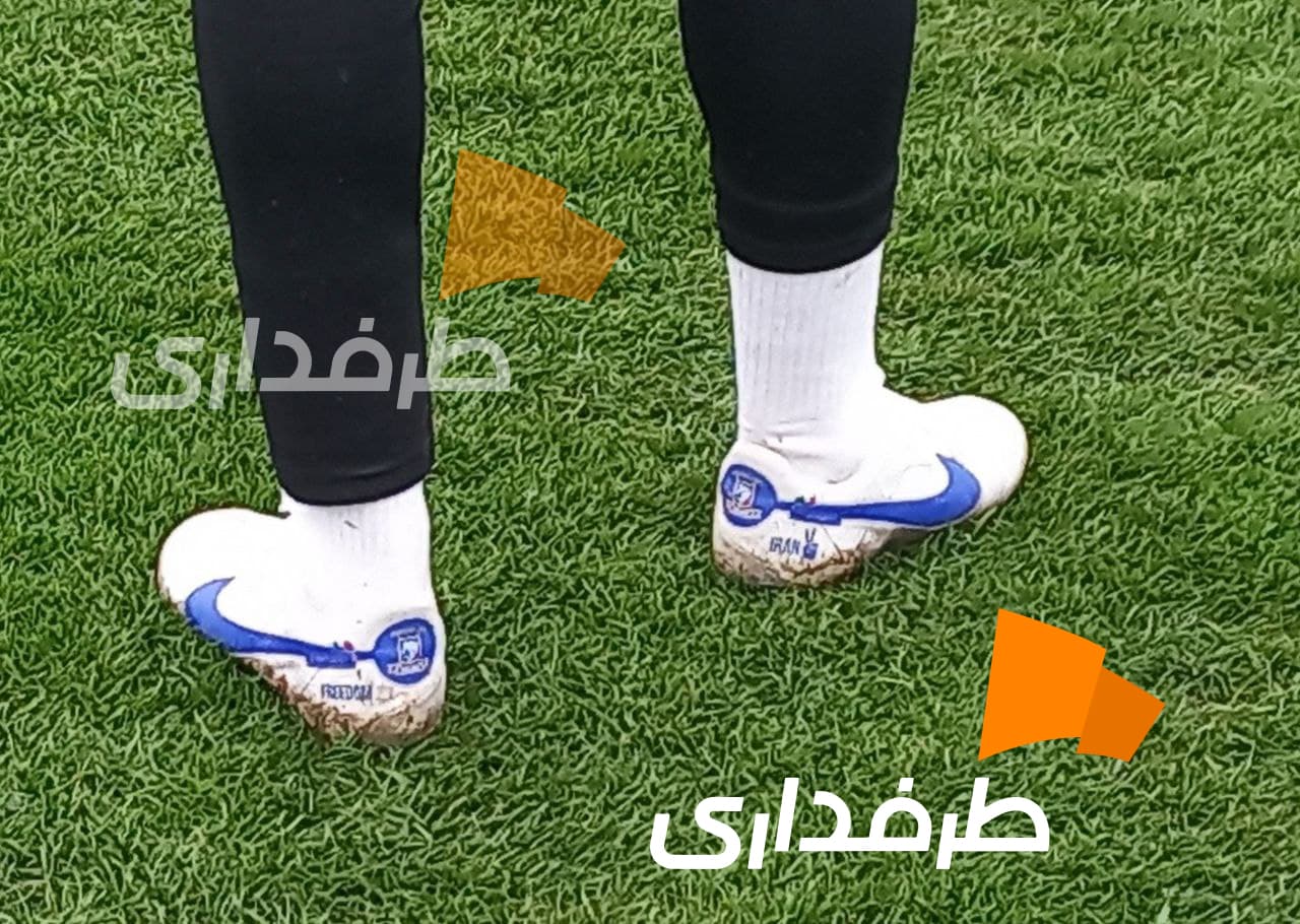 نوشته روی استوک‌های احمد موسوی، سوژه عکاسان بازی هوادار - نساجی / عکس