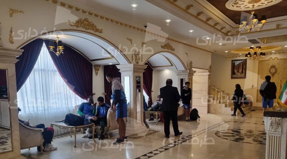 مس رفسنجان را در شهرش از هتل بیرون کردند | فریاد محمد ربیعی: فرماندار باید بیاید! + فیلم
