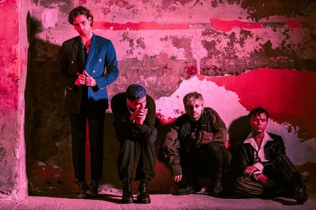 دانلود آهنگ 5Seconds Of Summer - Broken Home