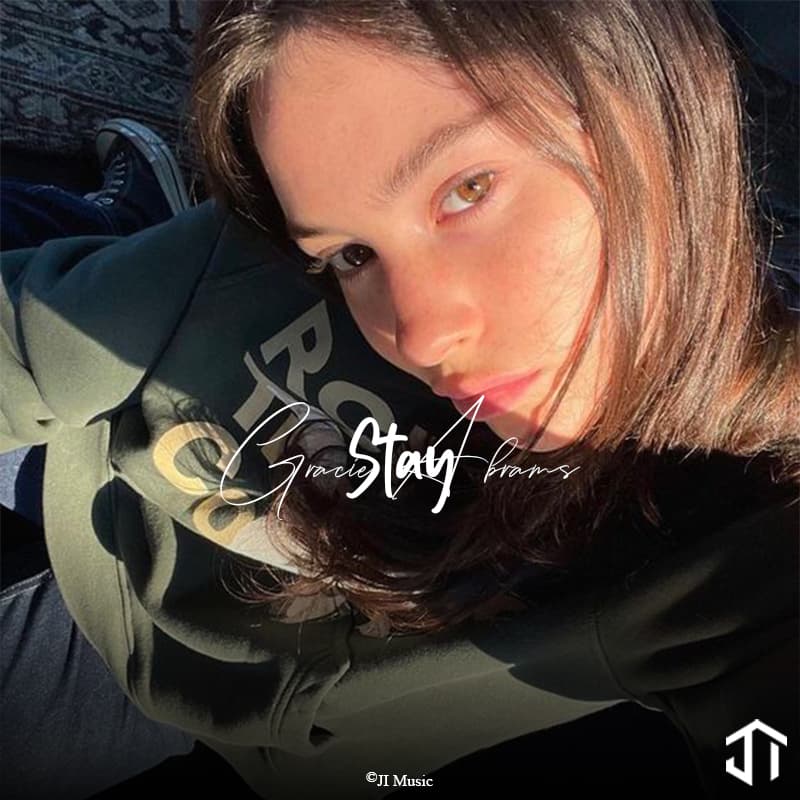 دانلود + ترجمه آهنگ استتیک Stay از Gracie Abrams باکیفیت 320p