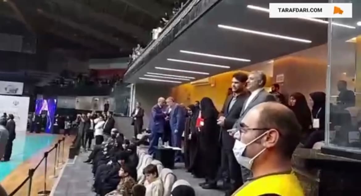 گفتگوی خصوصی مهدی تاج با پولادگر درحاشیه مراسم افتتاحیه بازیهای بین المللی نوروز / فیلم