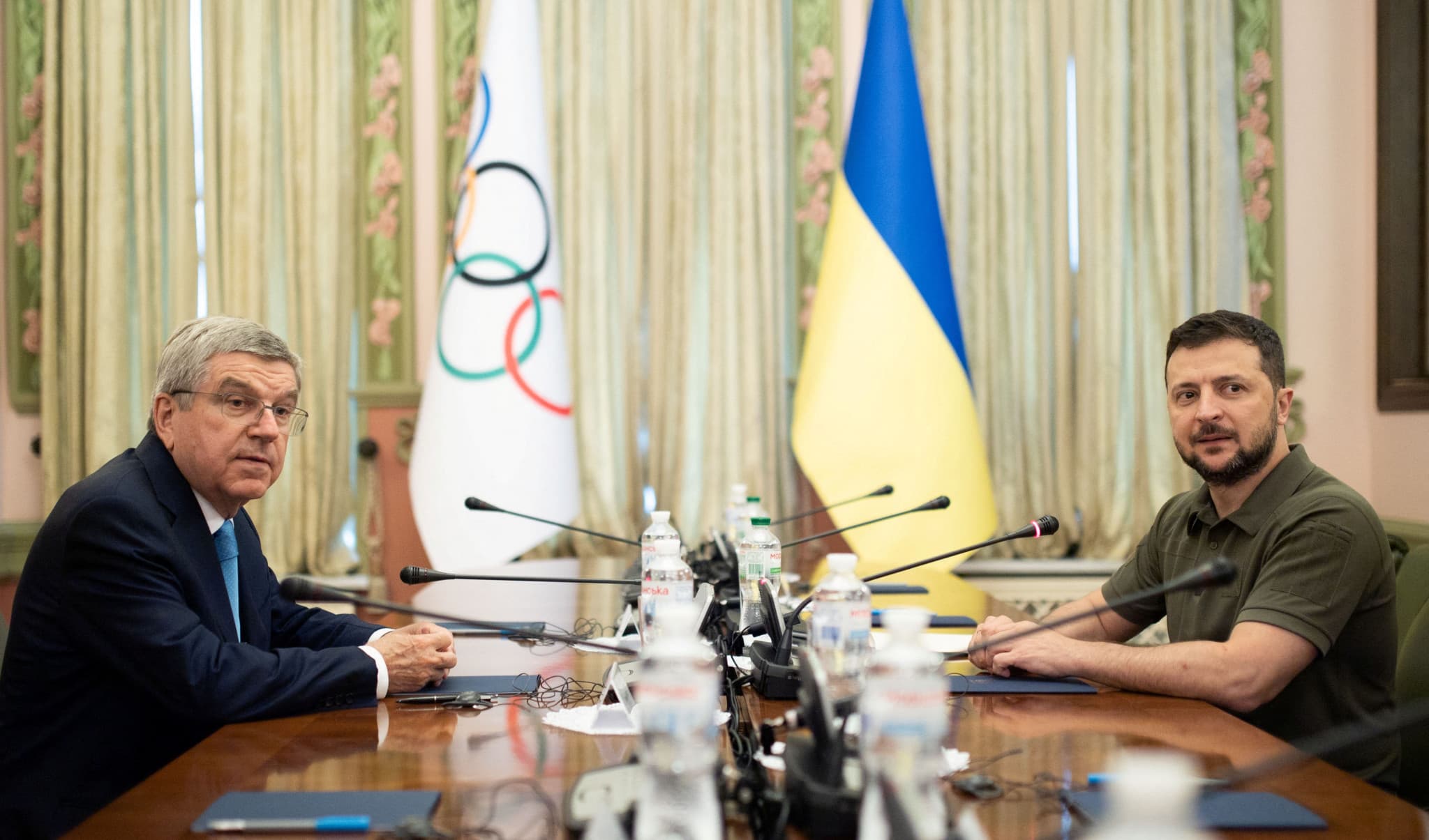 گزینه تعلیق اوکراین روی میز رئیس IOC؛ زلنسکی در تقابل با باخ و مکرون!