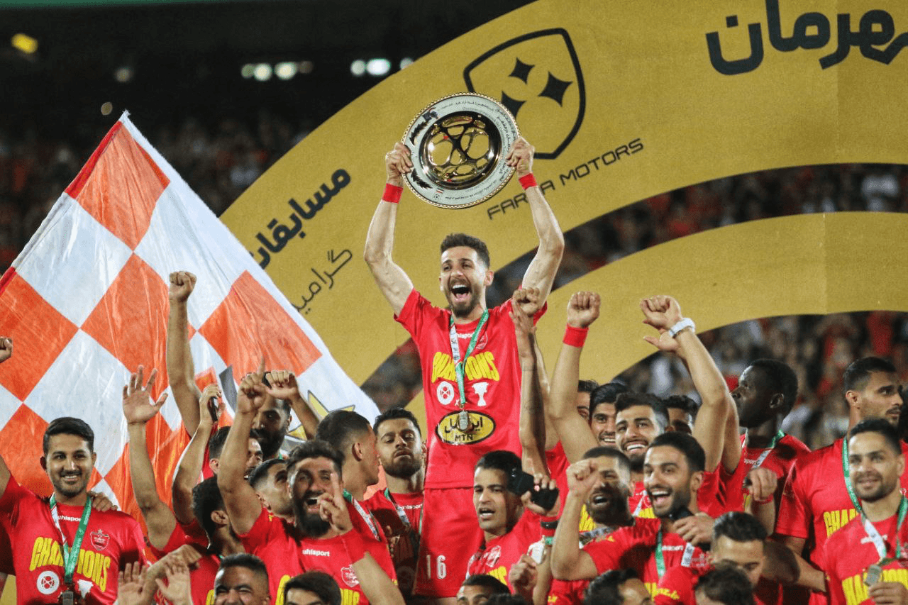 جام قهرمانی پرسپولیس در قهوه خانه + فیلم