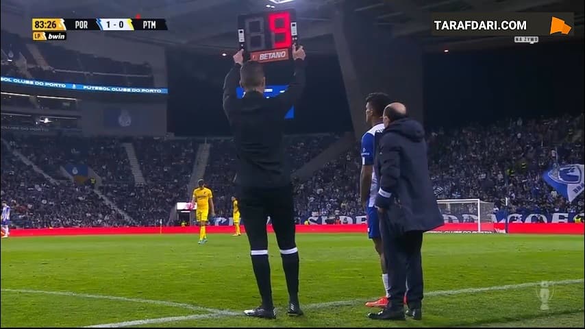 تشویق ویژه مهدی طارمی از سوی هواداران پورتو پس از تعویض و خروج از زمین در مقابل پورتیموننزه / فیلم