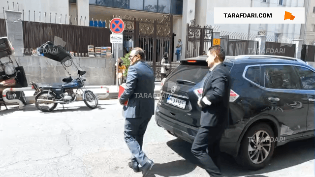 ورود شهاب عزیزی خادم به مجتمع قضایی جهت حضور در دادگاه / فیلم