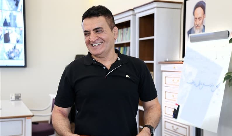 سرمربی قرن مشاور عالی فدراسیون کشتی شد/ محمد بنا در آغوش علیرضا دبیر + عکس