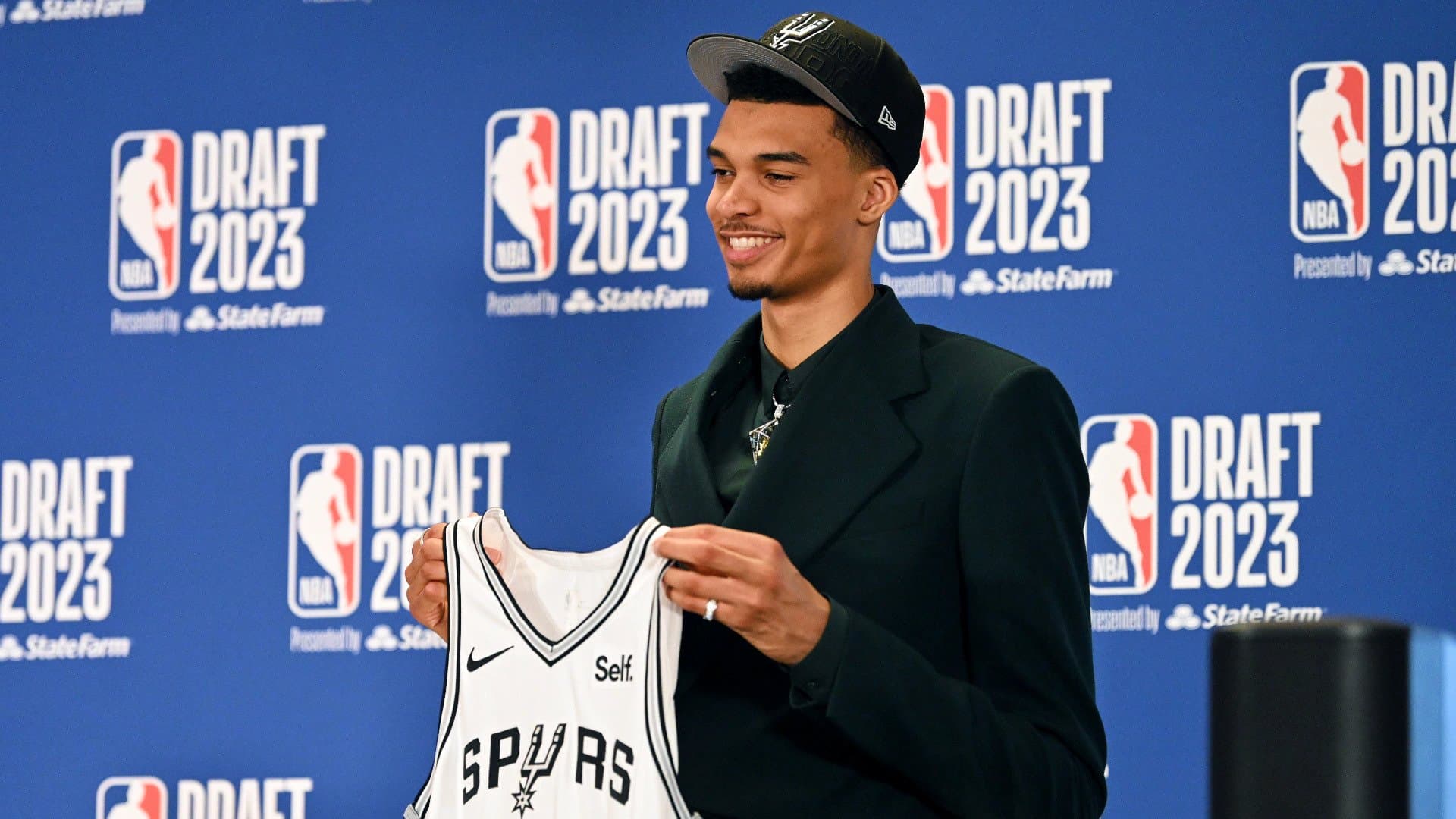 بسکتبال NBA | ویکتور ومبانیاما در کنار اسطوره های سن آنتونیو / عکس 