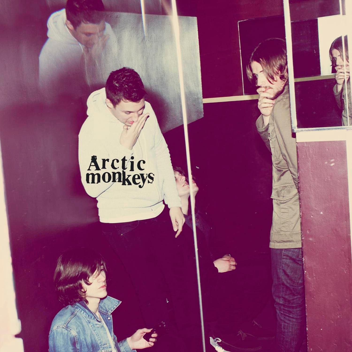 دانلود آهنگ Arctic Monkeys - Crying Lightning
