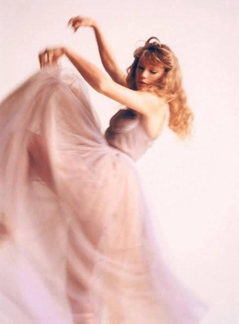   دانلود اهنگ Castle crumbling(feat. Hayley williams)(Taylor’s version) از Taylor swift + متن