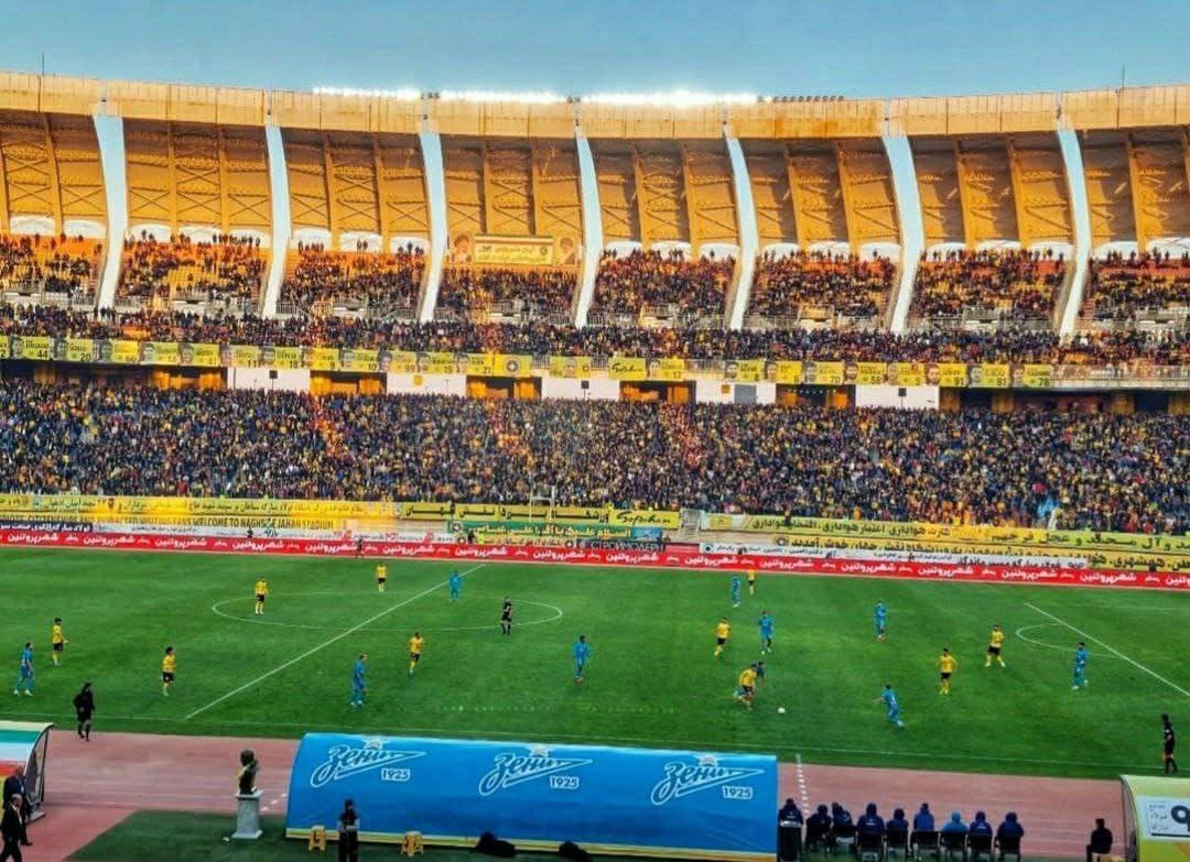 سپاهان رکورد بیشترین حضور هواداران در ورزشگاه را جابجا میکند؟ طلایی پوشان آماده برای پر کردن نقش جهان!