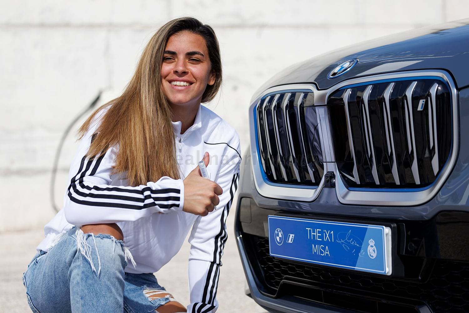 بازیکنان تیم زنان رئال مادرید BMW های جدید خود را تحویل گرفتند / عکس