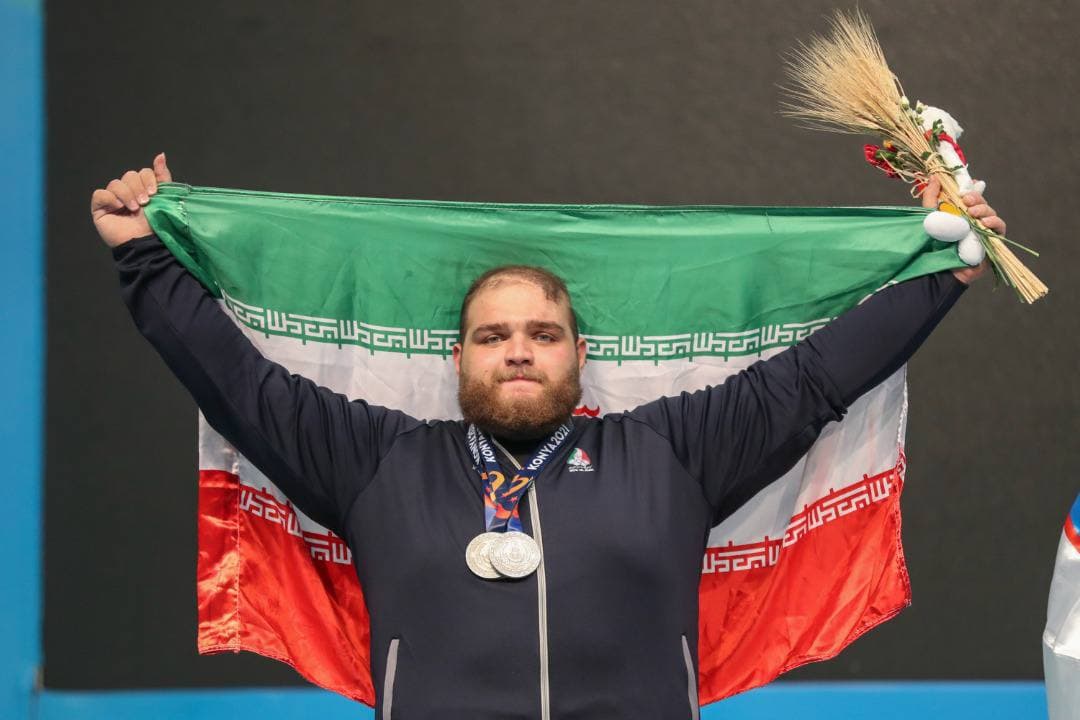 وزنه بردار تیم ملی پشت امیرمحمد یزدانی درآمد؛ فوتبالیست ها با پول بیت المال زندگی می کنند!