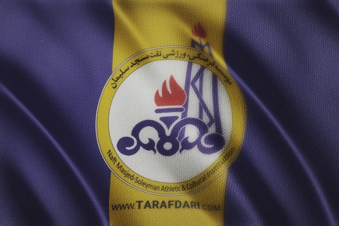 اعتراض مربیان سابق نفت مسجد سلیمان / سينا عشوری: راضی نیستم پولم دست سازمان لیگ باشد