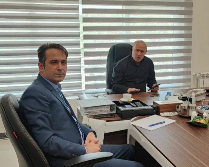 زمان سلطانیفر چون خطیر رفت بجای قمارباز استرا رو اورد و یه تیم نرمال رو با یه رقم اقتصادی بست ما حمایتش کردیم،اونجا بخاطر "مجیدی" شدن دشمن ما و خطیر و بما گفتن جان نثار خطیر.حالا امروز که ما بابت عملکرد ضعیف خطیر حرف میزنیم میبینید همون