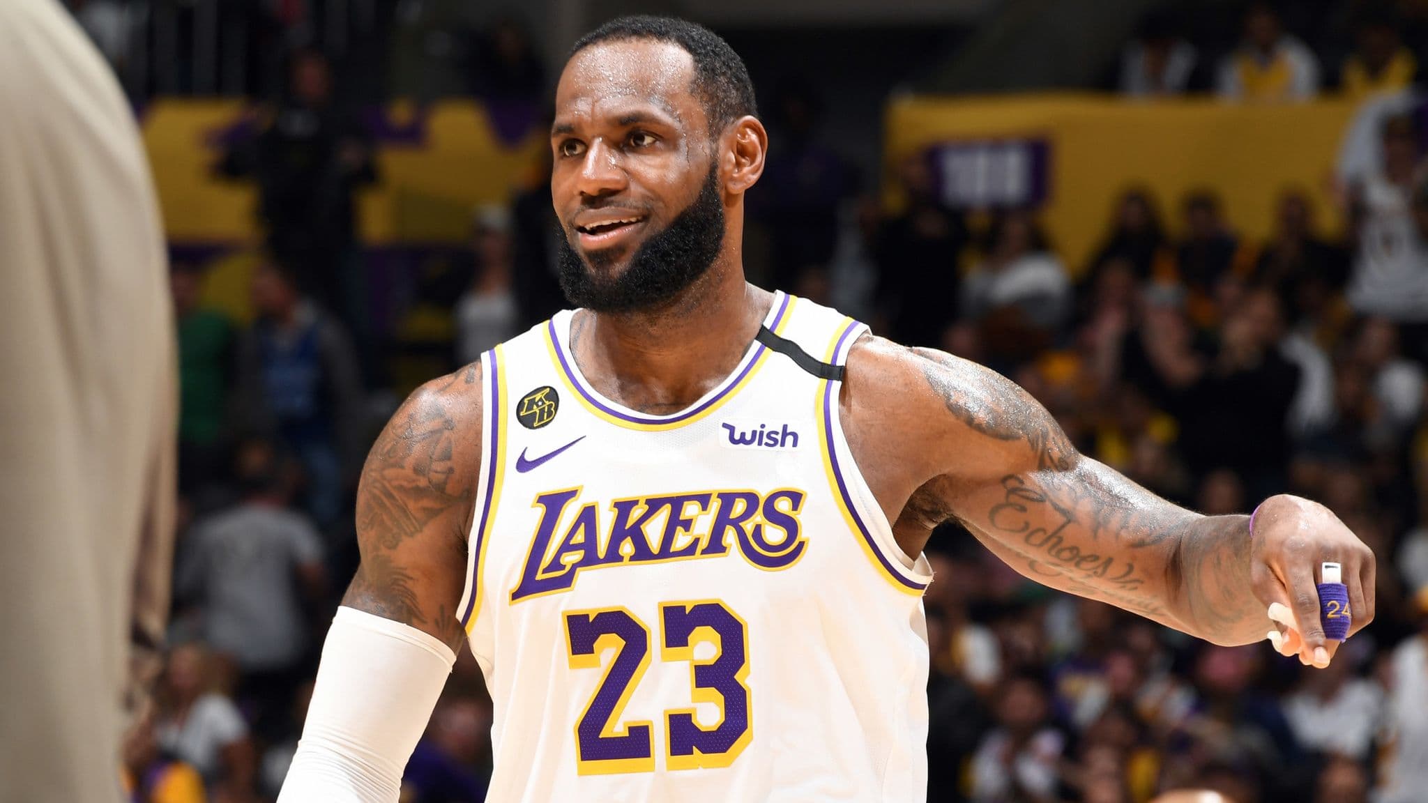 بسکتبال NBA | لبران جیمز دوباره روی شماره مایکل جردن دست گذاشت! 