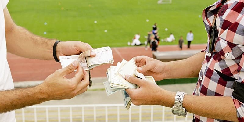 دلال ها دزد گاو صندوق و جیب بر نیستند؛ این پول را شما برای آنها ساخته اید!