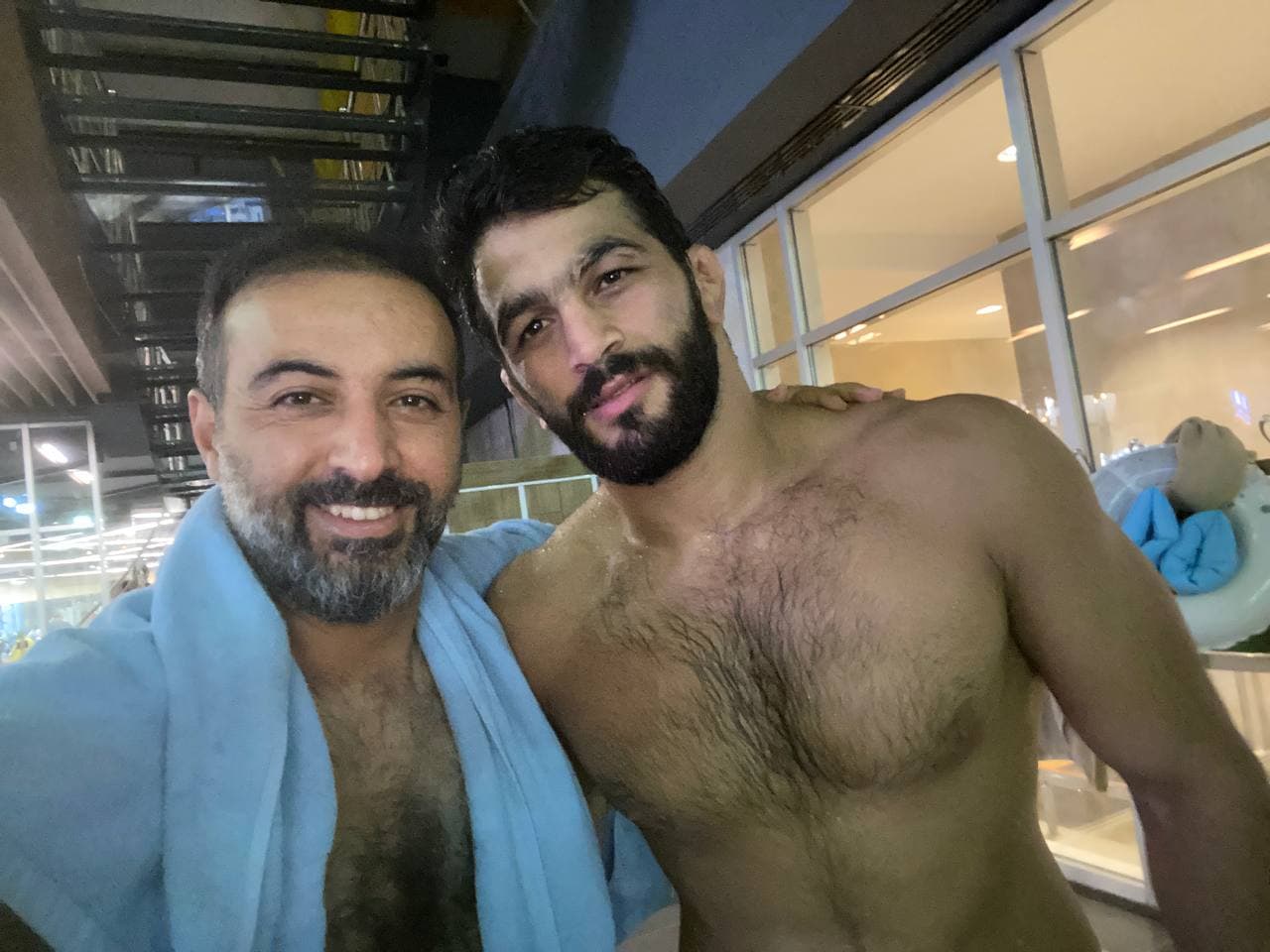 شوخی با قهرمان جهان و المپیک در سونای بخار! / نیم روز با حسن یزدانی