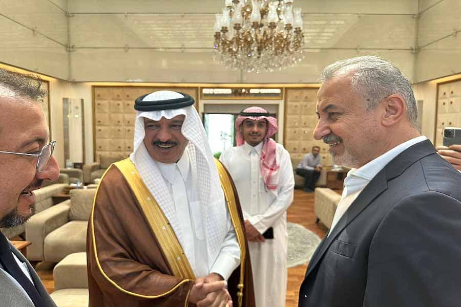 دیدار رضا درویش با سفیر عربستان در فرودگاه