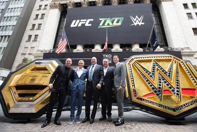 از کمربند مشترک WWE و UFC رونمایی شد/ عکس