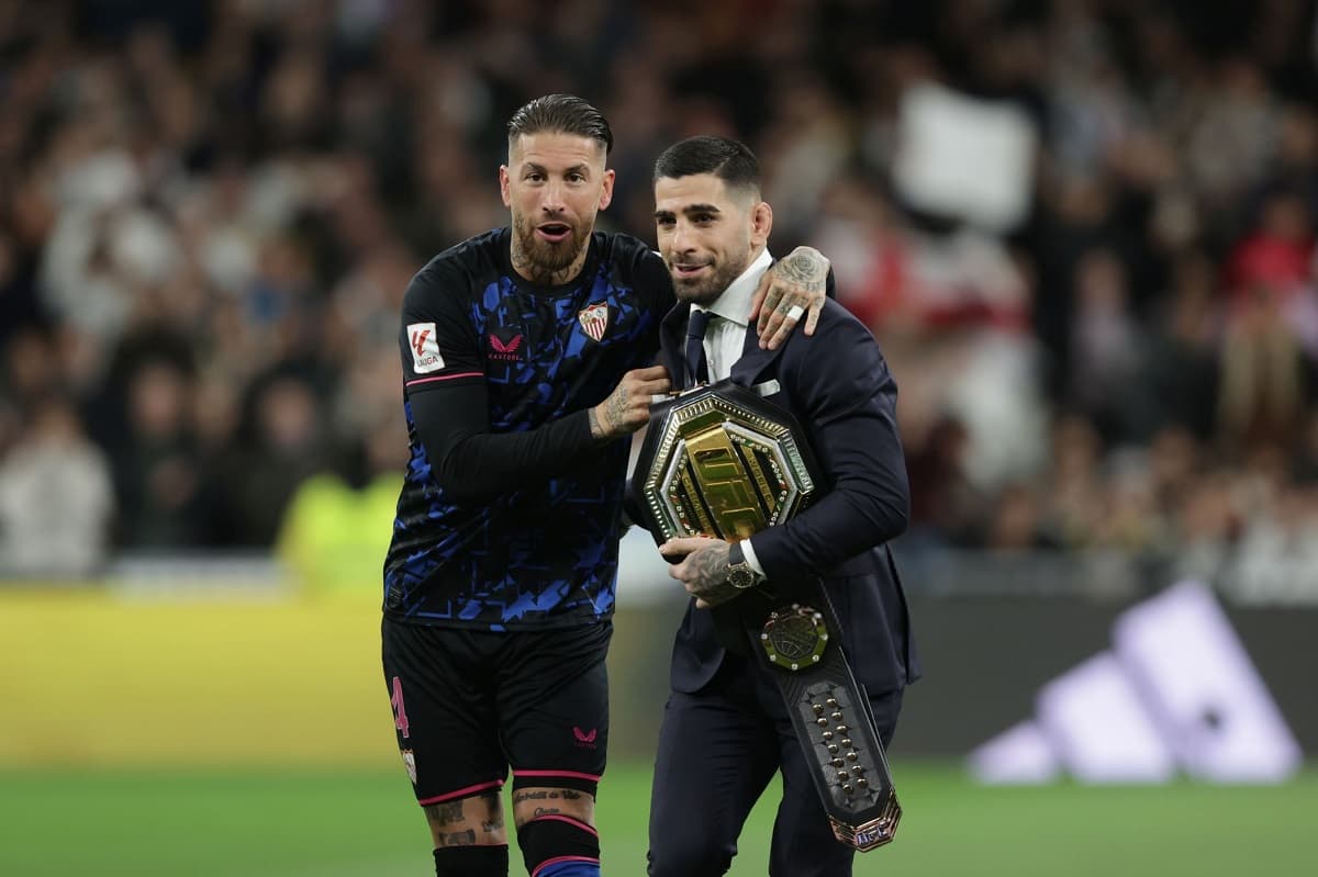 برنابئو و یک طرفدار خاص؛ قهرمان UFC جهان در کنار سرخیو راموس / عکس
